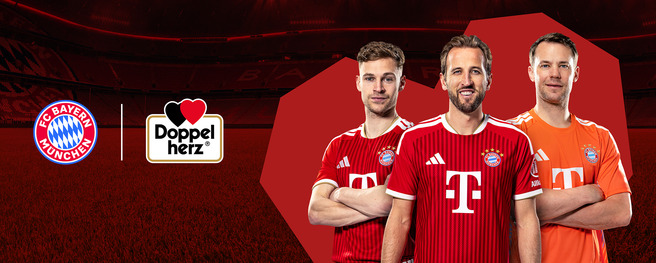 Tres jugadores del FC Bayern de Múnich están de pie en un campo de fútbol, vistiendo camisetas rojas del equipo. A la izquierda, hay un logo del club, y a la derecha, un logo de la marca Doppelherz. Fondo en tonos rojos.